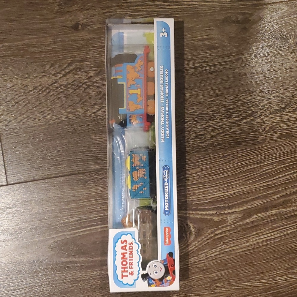 Thomas & Friends Motorized Toy Train Muddy Farm Thomas Engine with Cargo & Cow